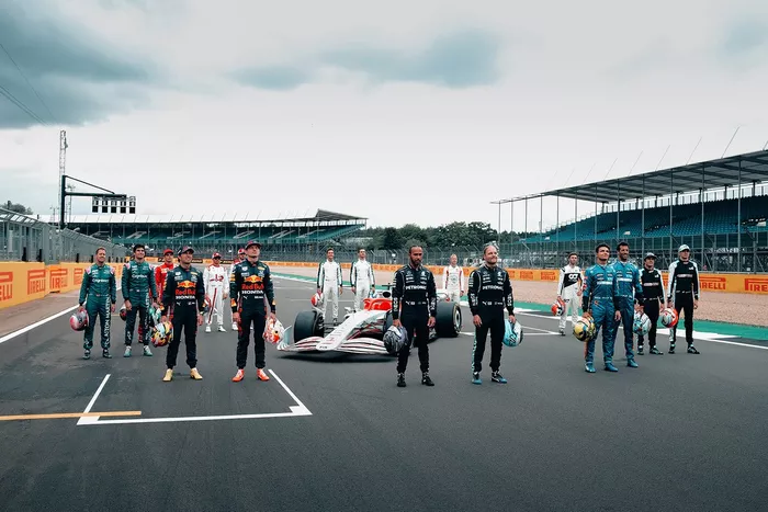 Formule 1-coureurs met de F1-wagen van 2022