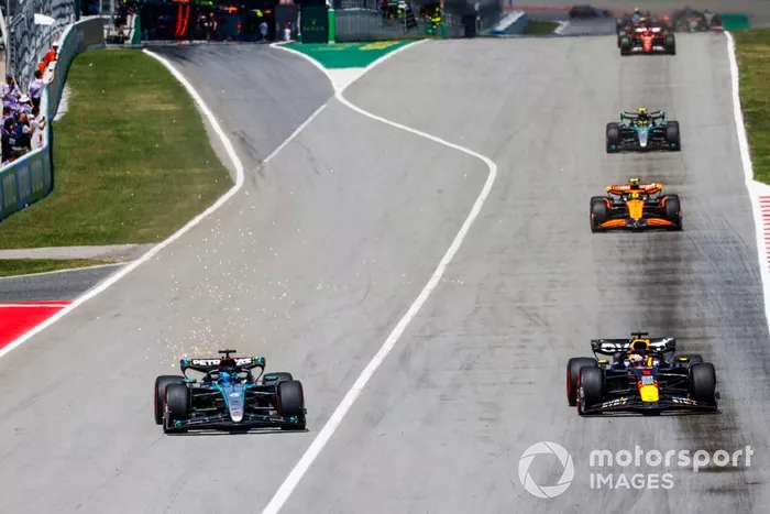 Max Verstappen, Red Bull Racing RB20, lucha con George Russell, Mercedes F1 W15