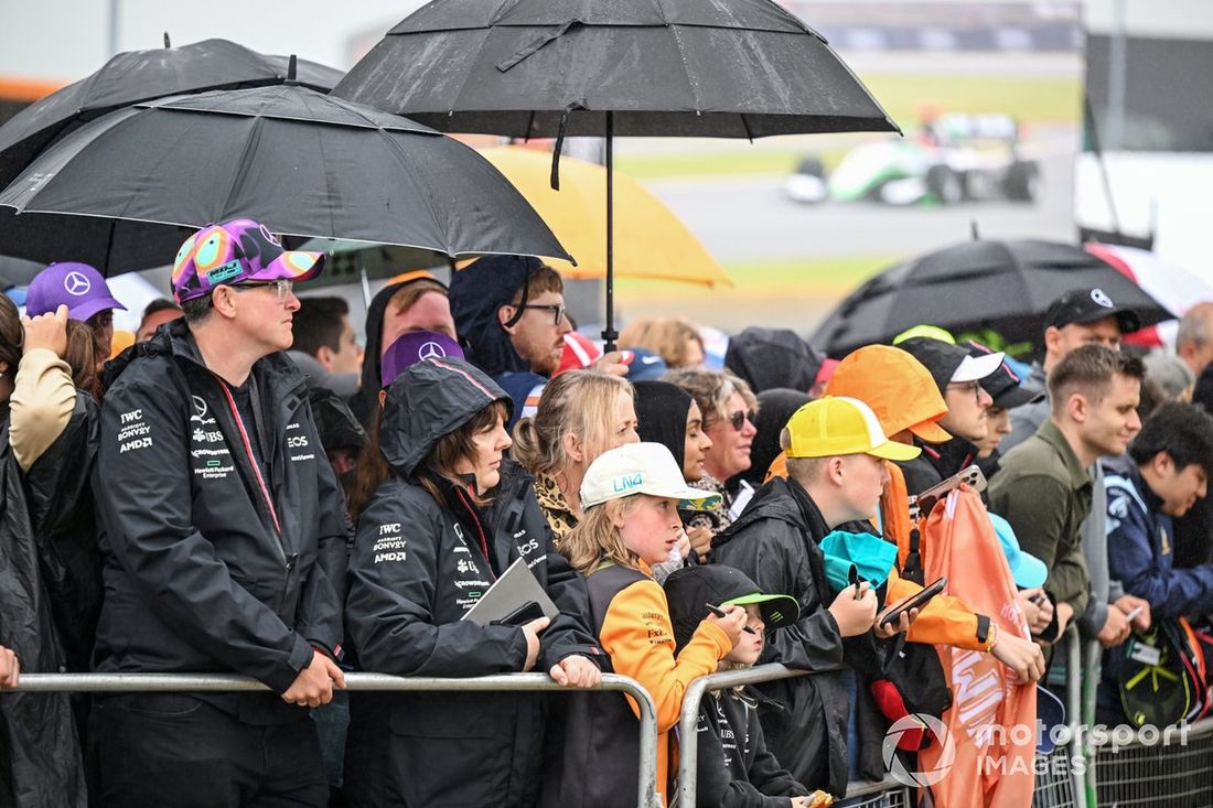 Fani czekają na przybycie kierowców