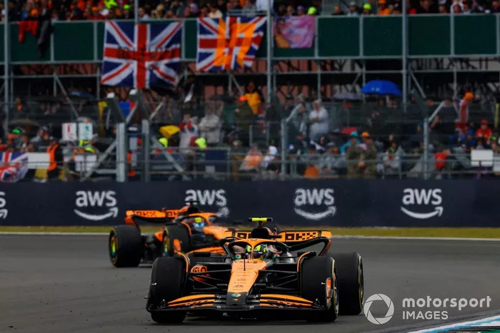 Lando Norris, McLaren MCL38, Oscar Piastri