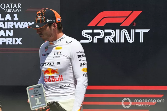 Max Verstappen, Red Bull Racing, posa con su trofeo Sprint