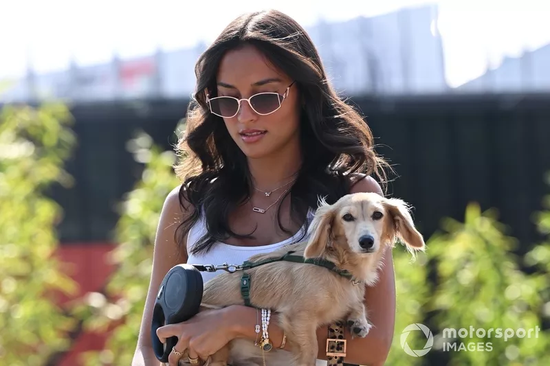Alexandra Saint Mleux, compagne de Charles Leclerc, Scuderia Ferrari, arrive sur le circuit avec leur chien Leo