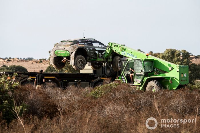 Emma Gilmour, Stephane Sarrazin, Veloce Racing con la rueda delantera rota