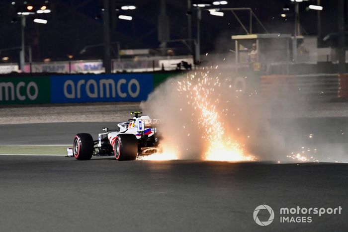 Las chispas salen del coche de Mick Schumacher, Haas VF-21