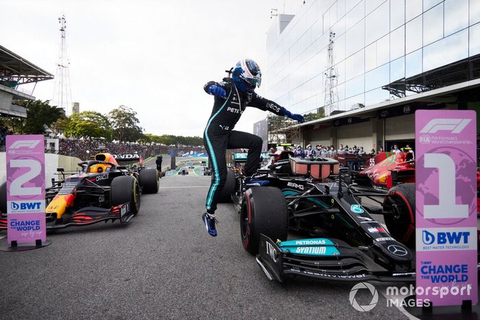 Valtteri Bottas, Mercedes, 1ª posición, celebra su llegada al Parc Ferme