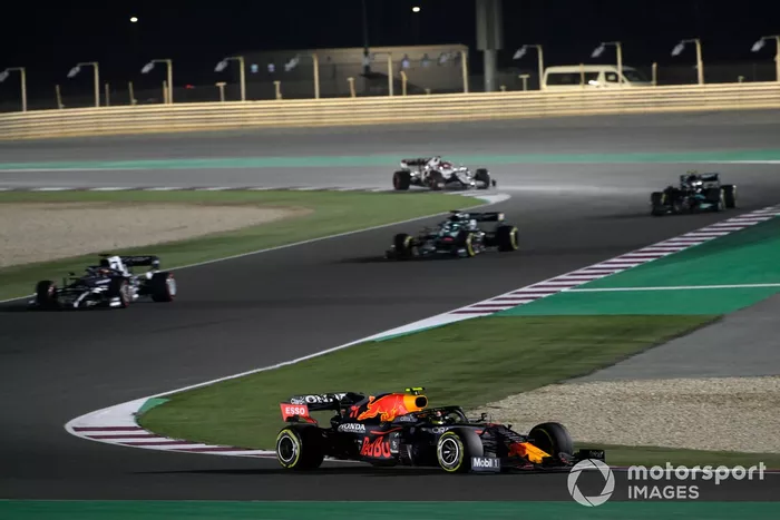 Sergio Pérez, Red Bull Racing RB16B, Yuki Tsunoda, AlphaTauri AT02, y Lance Stroll, Aston Martin AMR21