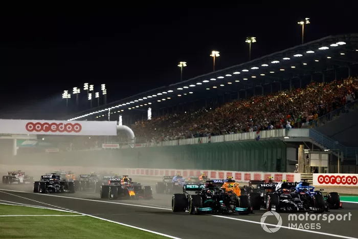 Arrancada: Lewis Hamilton, Mercedes W12, Pierre Gasly, AlphaTauri AT02, Fernando Alonso, Alpine A521, Lando Norris, McLaren MCL35M, Carlos Sainz Jr., Ferrari SF21 y el resto