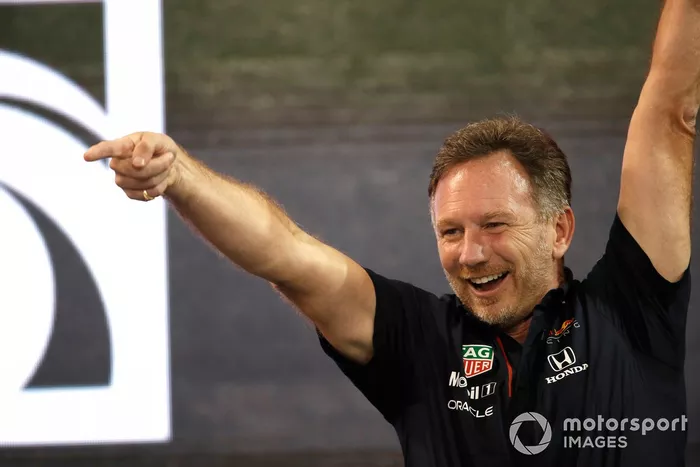 Christian Horner, director del equipo Red Bull Racing, celebra en el podio