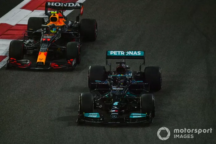 Lewis Hamilton, Mercedes W12, lucha con Sergio Pérez, Red Bull Racing RB16B 