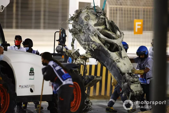 Los oficiales retiran los restos del monoplaza de Romain Grosjean, Haas VF-20, después del accidente en la primera vuelta