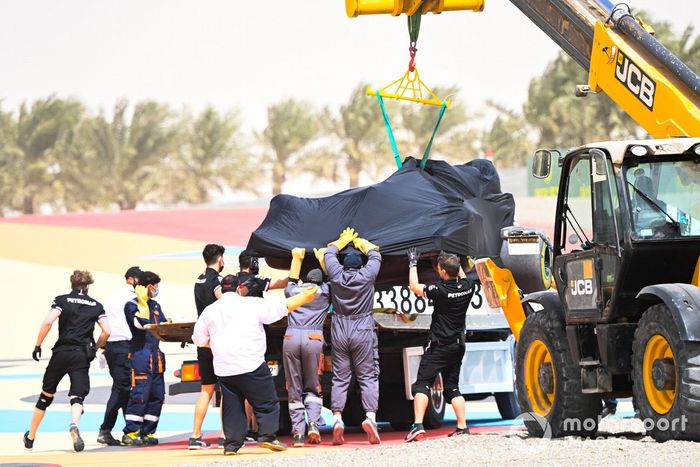 El coche de Lewis Hamilton,  el Mercedes W12, durante la bandera roja provocada por el trompo