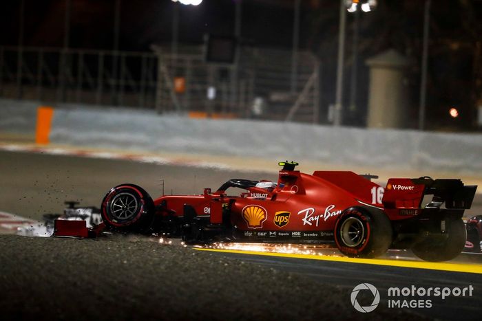 Charles Leclerc, Ferrari SF1000 con la suspensión delantera rota después de un accidente en la primera vuelta con Sergio Pérez, Racing Point RP20 