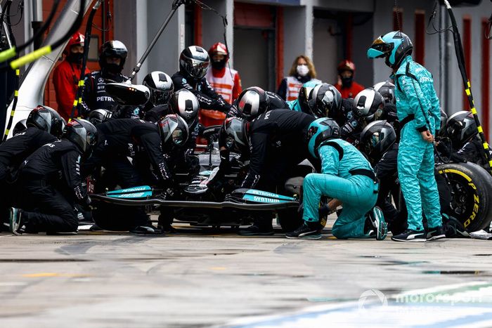 Lewis Hamilton, Mercedes W12, cambia su alerón delantero en boxes