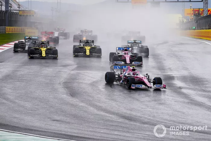 Lance Stroll, Racing Point RP20, Sergio Pérez, Racing Point RP20, Daniel Ricciardo, Renault F1 Team R.S.20, Esteban Ocon, Renault F1 Team R.S.20, Lewis Hamilton, Mercedes F1 W11 al inicio