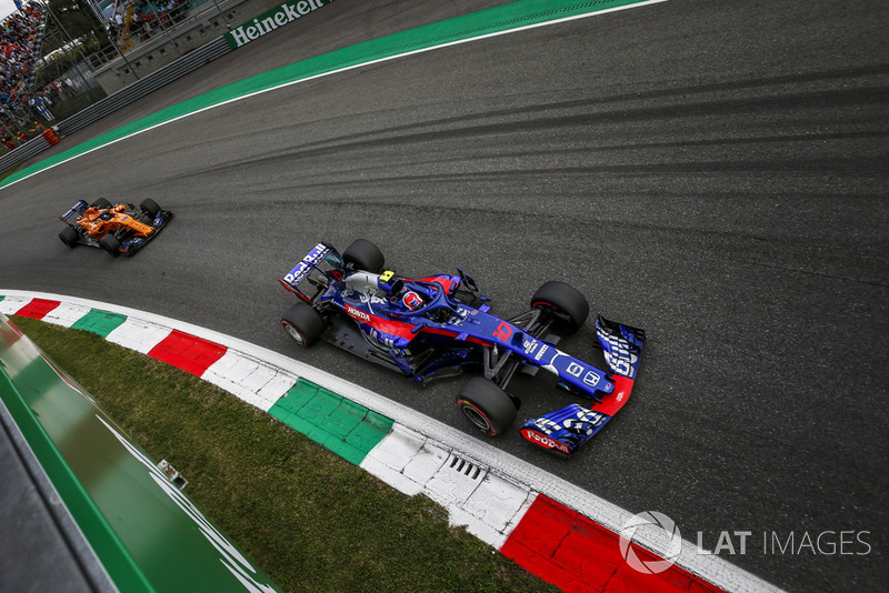 Pierre Gasly, Scuderia Toro Rosso STR13 y Fernando Alonso, McLaren MCL33