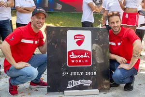Marco Melandri e Andrea Dovizioso posano con la prima pietra