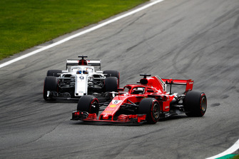 Sebastian Vettel, Ferrari SF71H, Marcus Ericsson, Alfa Romeo Sauber C37