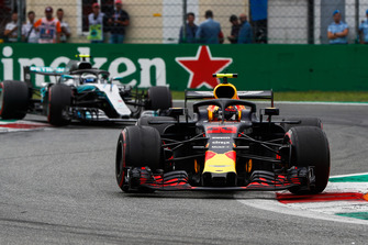Max Verstappen, Red Bull Racing RB14, leads Valtteri Bottas, Mercedes AMG F1 W09