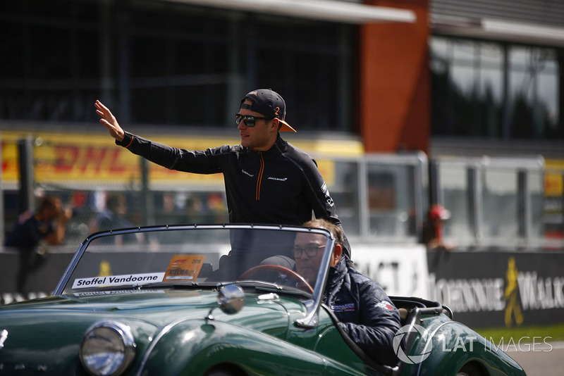 Stoffel Vandoorne, McLaren, en un Triumph