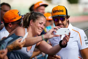 Fernando Alonso, McLaren, pris en photo par une fan