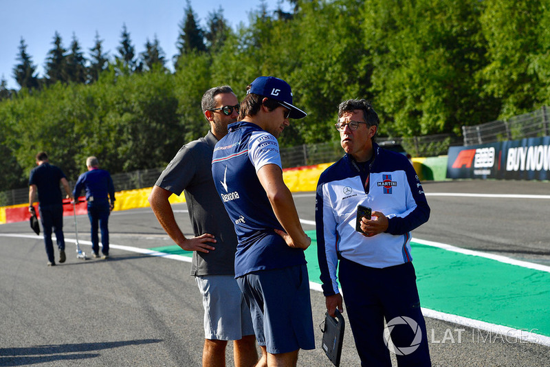 Lance Stroll, Williams, cammina lungo il circuito con Luca Baldisserri, ingegnere di pista Williams