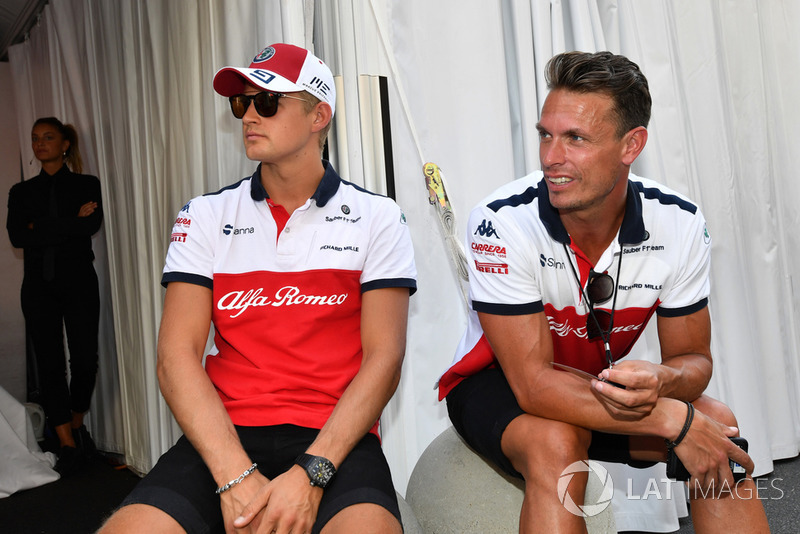 Marcus Ericsson, Alfa Romeo Sauber F1 Team and Alex Elgh, Trainer