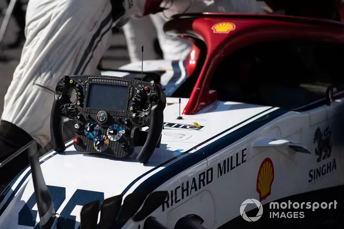 Auto e volante di Antonio Giovinazzi, Alfa Romeo Racing C38, sulla griglia