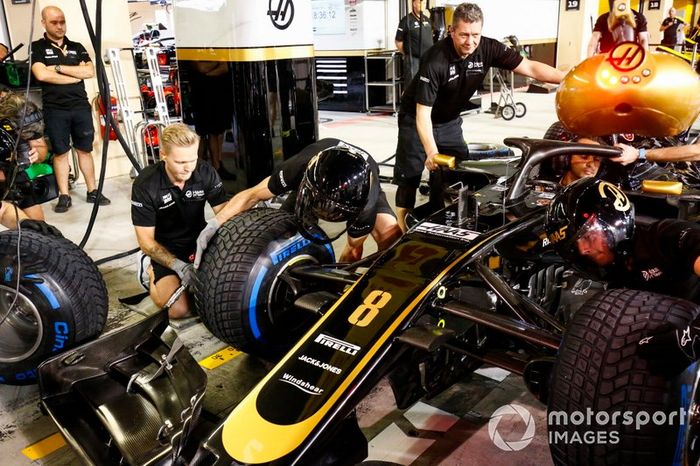 Kevin Magnussen, del equipo Haas F1, utiliza una pistola de ruedas durante un entrenamiento de pit stop