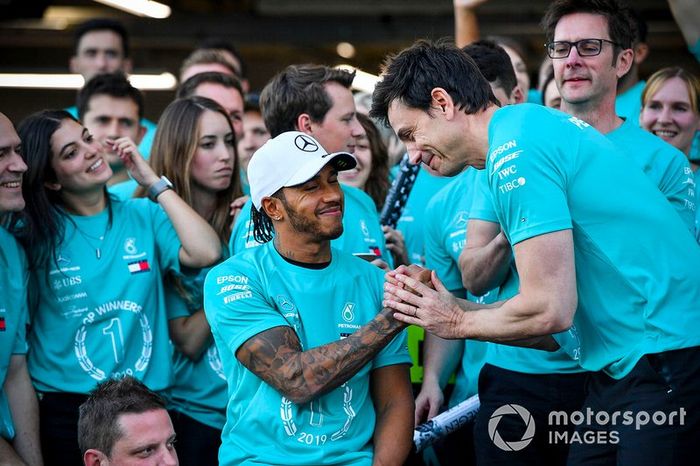 Lewis Hamilton, Mercedes AMG F1, Toto Wolff, Mercedes AMG, y la celebración de Mercedes