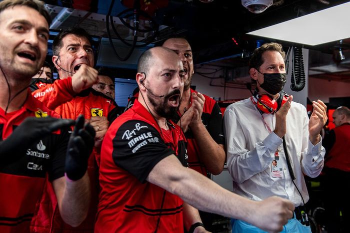 John Elkann, presidente de FIAT Chrysler Automobiles, con el equipo Ferrari
