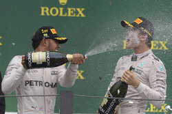 Подіум: Переможець гонки Льюїс Хемілтон, Mercedes AMG F1, друге місце Ніко Росберг, Mercedes AMG F1