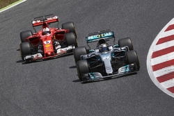 Valtteri Bottas, Mercedes AMG F1 W08; Sebastian Vettel, Ferrari SF70H