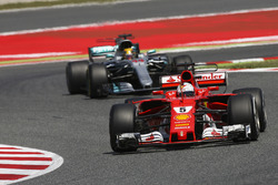 Sebastian Vettel, Ferrari SF70H, Lewis Hamilton, Mercedes AMG F1 W08