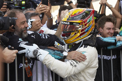 Race winner Lewis Hamilton, Mercedes AMG F1 with his team