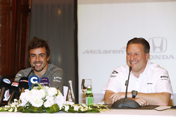 Fernando Alonso et Zak Brown, directeur exécutif McLaren Technology Group