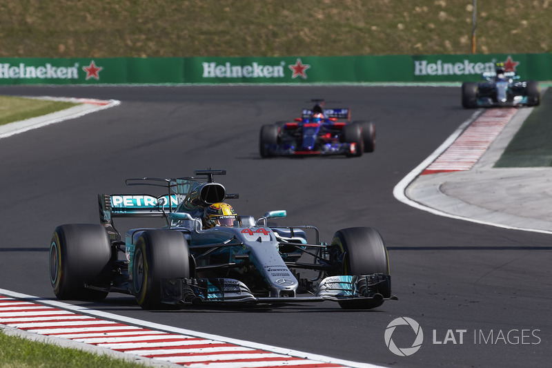 Lewis Hamilton, Mercedes AMG F1 W08, Daniil Kvyat, Scuderia Toro Rosso STR12