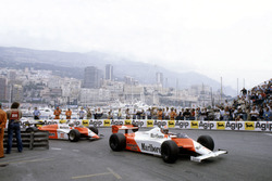 John Watson, McLaren MP4/1B-Ford Cosworth devant Andrea de Cesaris, Alfa Romeo 182