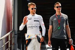 Jenson Button, McLaren, en trainer Mike Collier