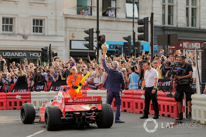 Jenson Button, McLaren, da un paseo a Naomi Campbell en un biplaza y Damon Hill bromea con el trofeo de ganador del GP de Gran Bretaña