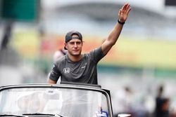 Stoffel Vandoorne, McLaren, saluta nella drivers parade