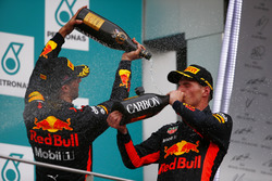 Podium : le vainqueur Max Verstappen, Red Bull Racing, le troisième, Daniel Ricciardo, Red Bull Racing, fêtent leur double podium