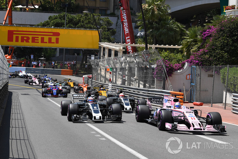 Départ : Sergio Perez, Force India VJM10 et Romain Grosjean, Haas VF-17