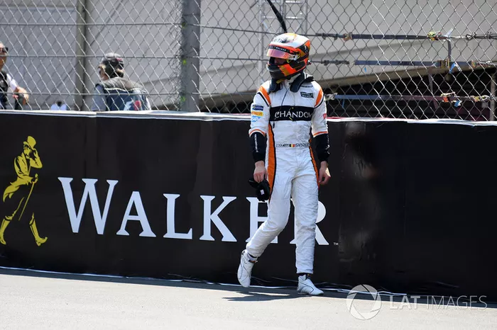 Enquanto isso, Stoffel Vandoorne voltava para os boxes à pé.