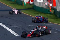 Romain Grosjean, Haas F1 Team VF-17, Carlos Sainz Jr., Scuderia Toro Rosso STR12 y Sergio Pérez, For