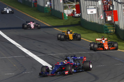 Daniil Kvyat, Scuderia Toro Rosso, STR12; Fernando Alonso, McLaren, MCL32; Nico Hülkenberg, Renault