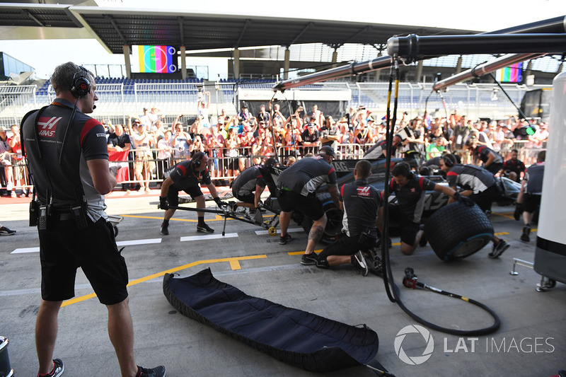 Головний механік Haas F1 Team Стюарт Крамп і Haas F1 Team практикують піт-стоп