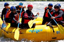 Pilotos de Red Bull hacen rafting en el río: Daniel Ricciardo, Max Verstappen, Daniil Kvyat y Carlos Sainz, Jr.