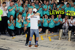 Lewis Hamilton, de Mercedes AMG F1 celebra con Thomas Weber, miembro de la Junta de administración d