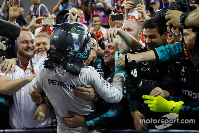 Segundo lugar y campeón del mundo Nico Rosberg, Mercedes AMG F1, celebra en el Parc Ferme