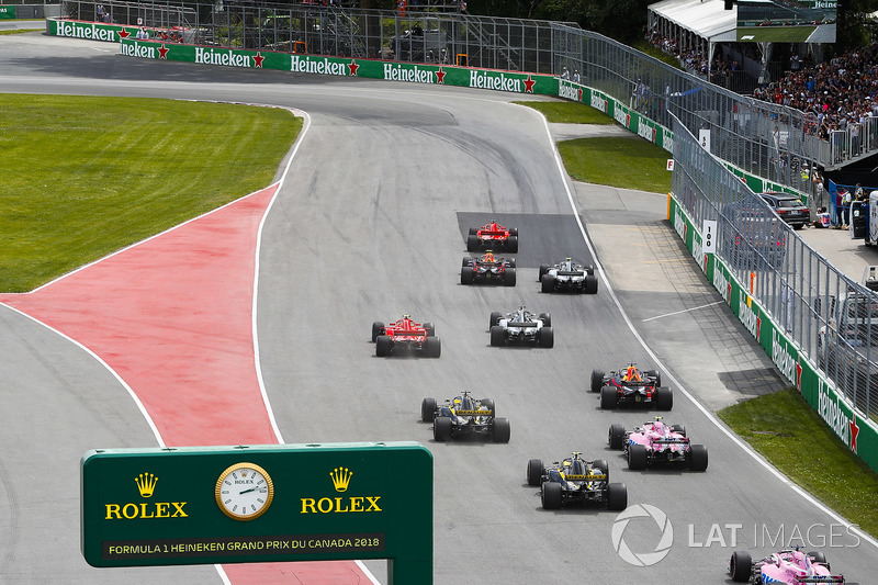 Себастьян Феттель, Ferrari SF71H, попереду Макса Ферстаппена, Red Bull Racing RB14, та Валттері Боттаса, Mercedes